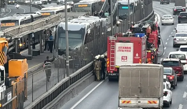 Metrobüs'te yangın paniği! Trafikte uzun araç kuyrukları oluştu