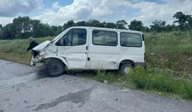 Balıkesir'de otomobille minibüsün çarpışması sonucu 4 kişi yaralandı