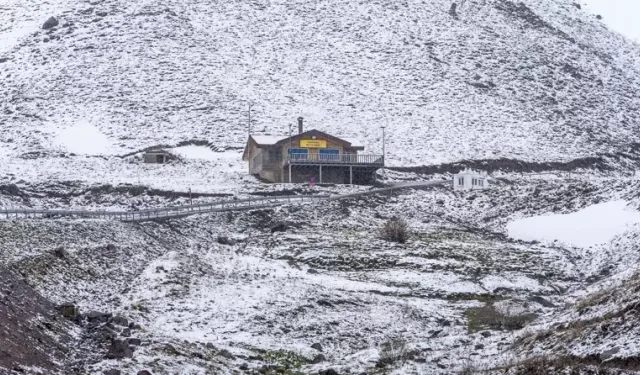 Erzurum'un yüksek kesimlerinde kar ve sis etkili oldu