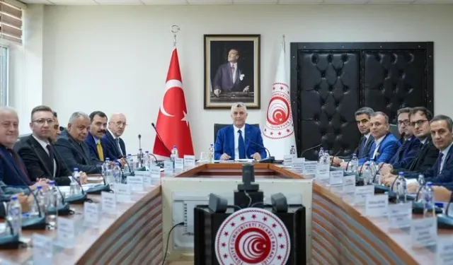 Ticaret Bakanı Bolat, İstanbul'daki gümrük müdürleriyle bir araya geldi