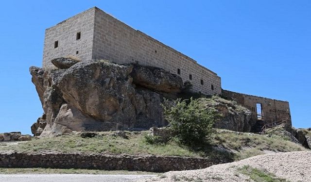 Kaya üzerindeki tarihi bina ziyaretçi akınına uğruyor