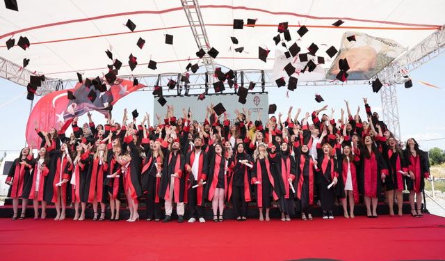 Demiroğlu Bilim Üniversitesi'nde mezuniyet coşkusu yaşandı