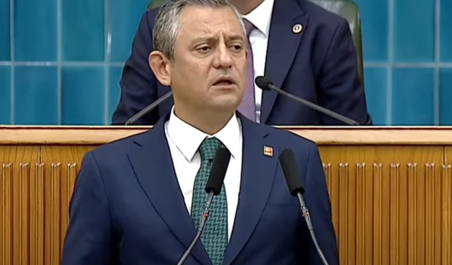 Özgür Özel'den kılıçlı yemin eden teğmenlerin disiplin kararına tepki!