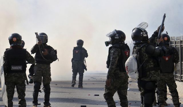 Pakistan'da protesto resmen savaşa döndü! Polisle çatıştılar