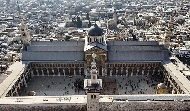 Suriyeliler Emevi Camii'ye akın etti! Rejim sonrası ilk cuma namazı