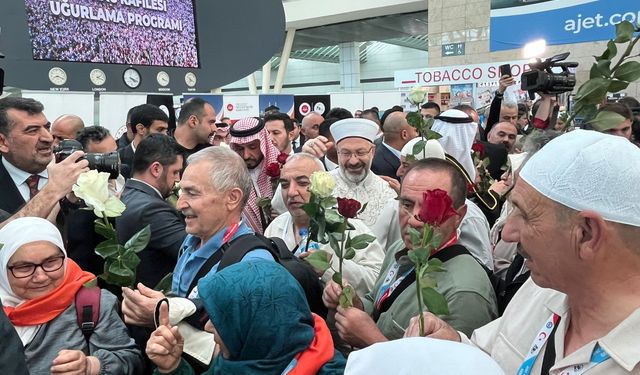 Ankara'dan İlk Hac Kafilesi Dualarla Uğurlandı