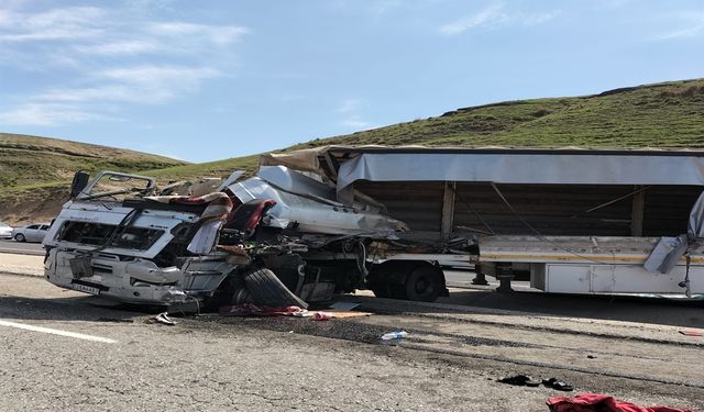 Batman'da 2 TIR kafa kafaya çarpıştı; 1 ölü, 1 yaralı