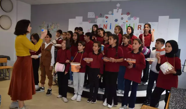 Batman'da ortaokul öğrencileri atık malzemelerden enstrümanlar yaptı