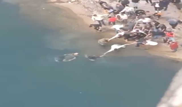 Boğulma tehlikesi geçirenler insan zinciri oluşturularak kurtarıldı
