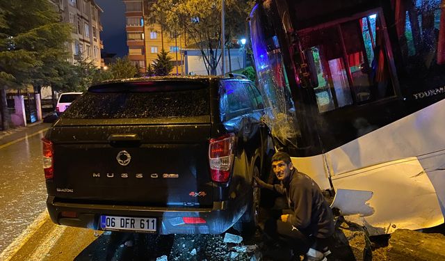 Kendiliğinden Hareket Eden İşçi Servisi Otobüsü Park Halindeki Araçlara Çarptı