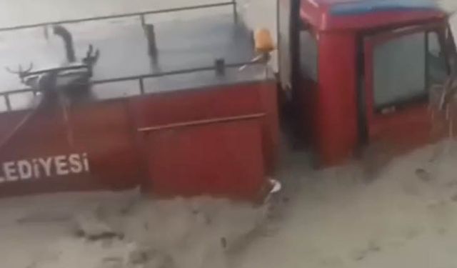 Ankara'da Sağanak: İtfaiye Aracı Sele Kapıldı