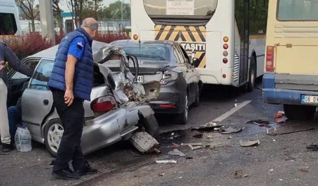 Ankara’da kaza! İşçi servisi kırmızı ışıkta bekleyen araçlara çarptı: 14 yaralı