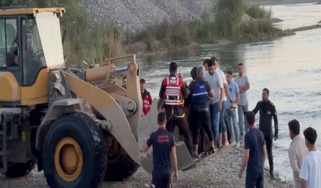 Batman Çayında mahsur kalan 25 kişi kepçeyle kurtarıldı
