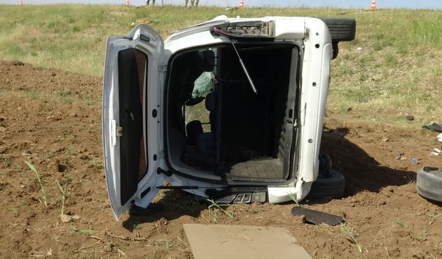 Hafif ticari araç, şarampole yuvarlandı: 1 ölü, 2 yaralı