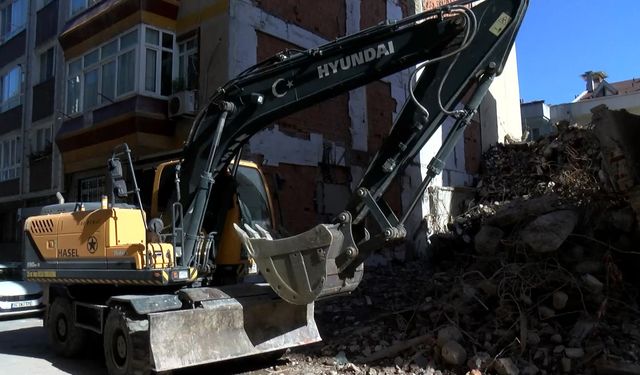 Fatih’te Yıkılan Binanın Molozları Kaldırılırken Yan Binanın Duvarı Hasar Gördü