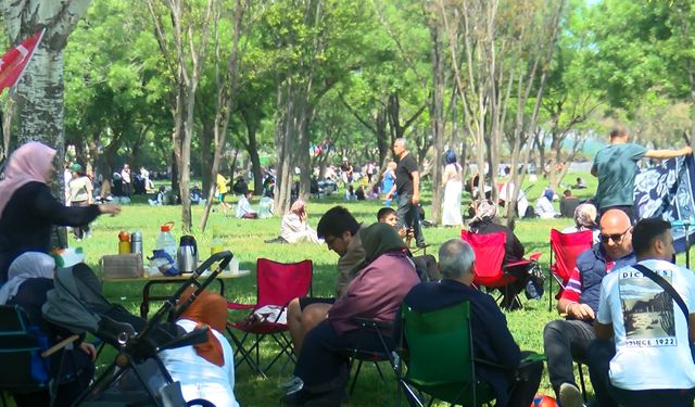 İstanbul'da Tatili Ve Sıcak Havayı Fırsat Bilenler Park Ve Sahillere Akın Etti