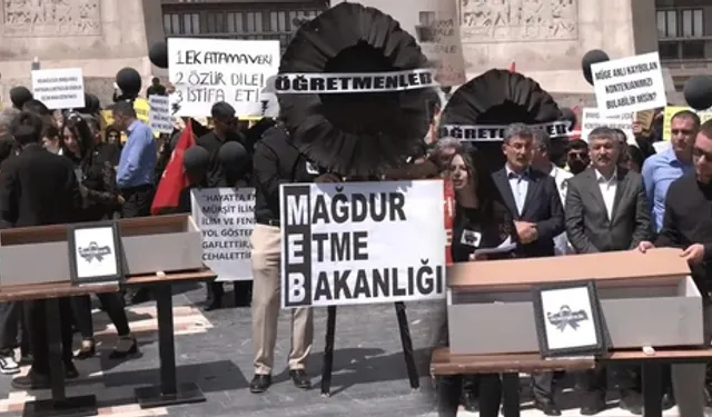 Atanamayan Öğretmenlerden 'Tabutlu' Protesto: Eğitim Sisteminin Cenaze Namazını Kıldılar