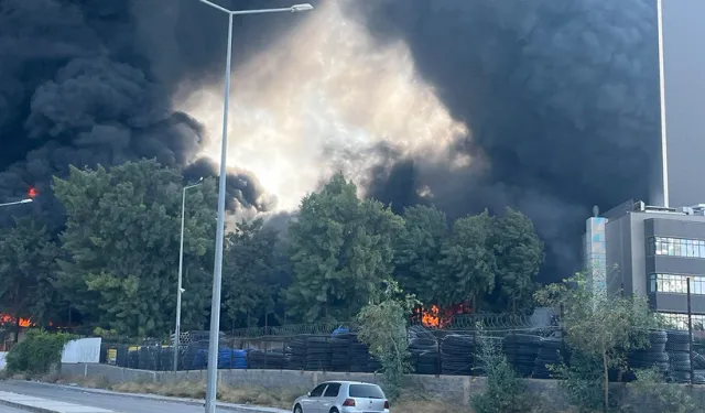 İzmir'de korkutan fabrika yangını: Çok sayıda ekip müdahale ediyor