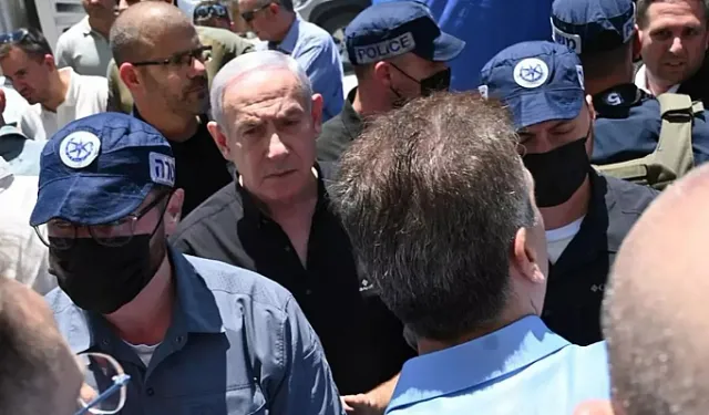 Netanyahu, İran'ın enkaza çevirdiği Bat Yam kentinde görüntülendi