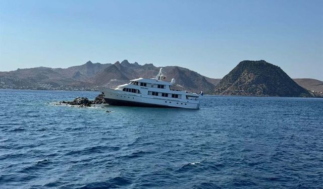 Bodrum'da kayalıklara çarpan motoryatı kurtarma çalışmaları sürüyor