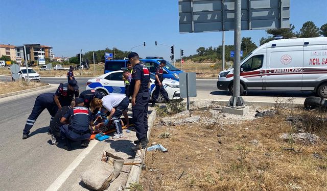 Çanakkale'de motosikletle otomobil çarpıştı: 1'i ağır 2 yaralı