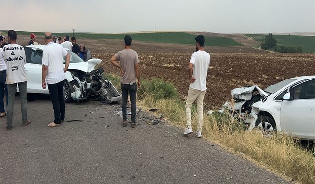 Diyarbakır’da iki otomobil kafa kafaya çarpıştı: 5 yaralı