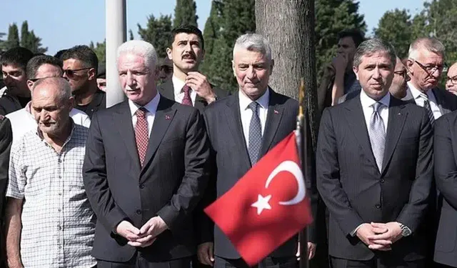 Ticaret Bakanı Bolat ve Vali Gül'den 15 Temmuz Şehitliğine ziyaret