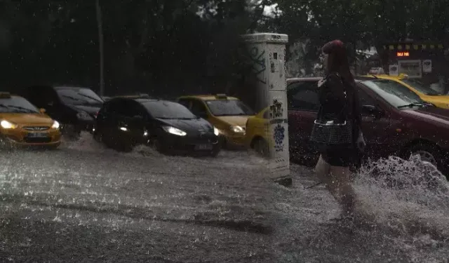 Ankara'da sağanak yağış hayatı felç etti: Sokaklar göle döndü