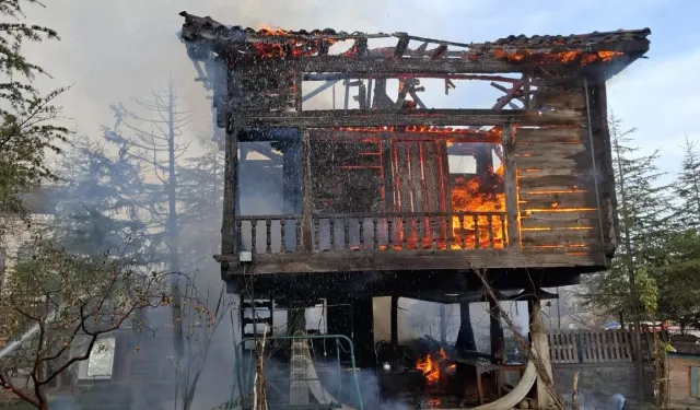 Ankara'da 200 yıllık tarihi serender çıkan yangında kül oldu