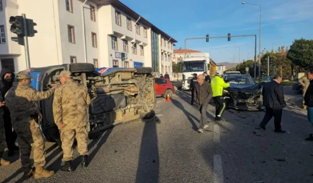 Gümüşhane'de jandarma minibüsüne makam aracı çarptı: 2 asker yaralandı
