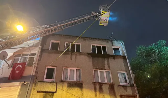 İstanbul'da 3 katlı binanın çatısında korkutan yangın