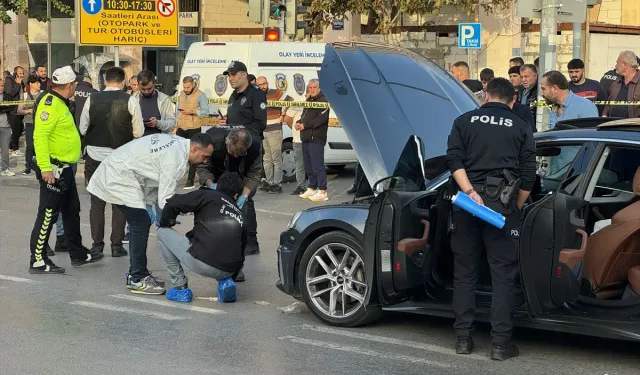 İzmir'de otomobilde silahlı saldırıya uğrayan kişi ağır yaralandı