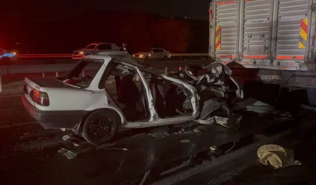 Gaziantep'te otomobil kamyona arkadan çarptı: 3 ölü