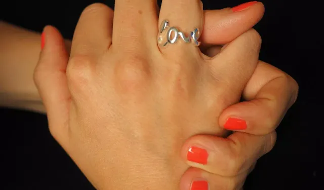 Milyonlar Merak Ediyor! Parmak Çıtırdatması Zararlı mı? Bilim Cevapladı