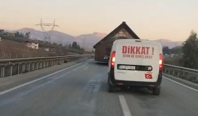 Adana’da Prefabrik Ev Taşıyan TIR, Trafiği Kilitledi