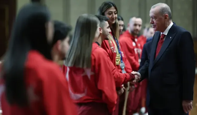 Cumhurbaşkanı Erdoğan, Külliye'de sporcuları kabul etti
