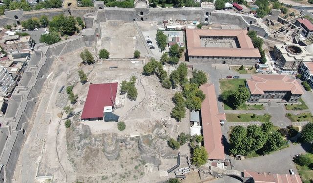 Diyarbakır’da İçkale Surlarının 100 Yıllık Bölümü Ortaya Çıktı
