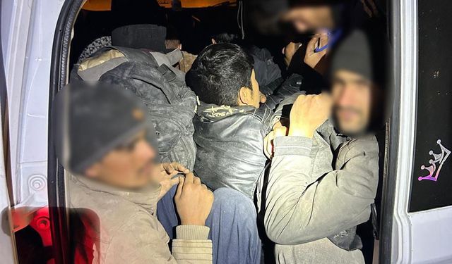 Durdurulan Hafif Ticari Araçtan 12 Kaçak Göçmen Çıktı