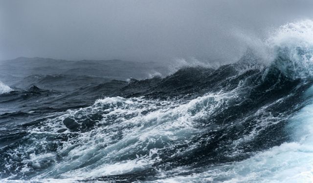 Ölümcül Dalga Sahilde Can Aldı, Tatilciler Şoke Oldu