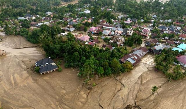 Şiddetli Yağışlar Endonezya’yı Vurdu:Hayatını Kaybedenlerin Sayısı 914 Yükseldi