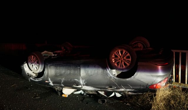 Gümüşhane’de Otomobil Bariyerlere Çarpıp Ters Döndü: 5 Yaralı