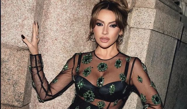 Hadise’den nefes kesen ayna pozu! Sırt dekoltesi olay yarattı!