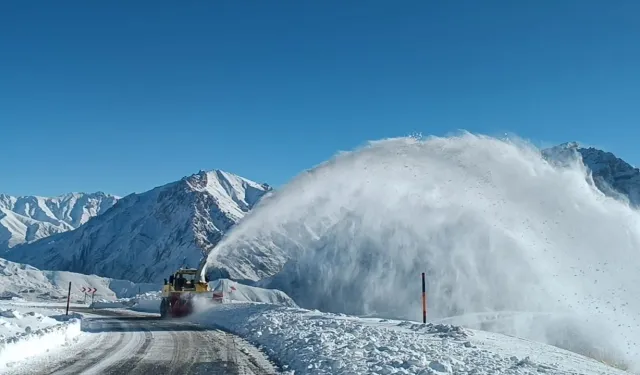 Hakkari'de Kar Seferberliği: 19 Köy ve 51 Mezra Yolu Kapandı