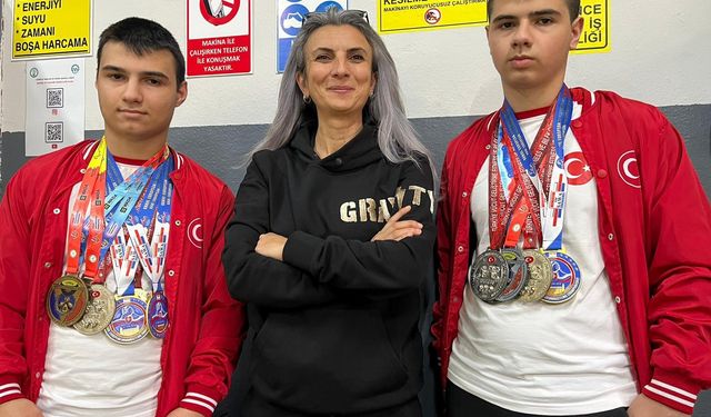İkizlerden Büyük Başarı Bilek Güreşinde Çifte Şampiyonluk