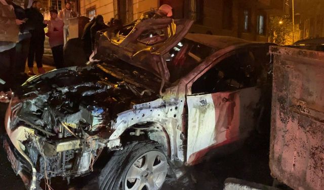 Eyüpsultan’da Park Halindeki İki Otomobil Yandı