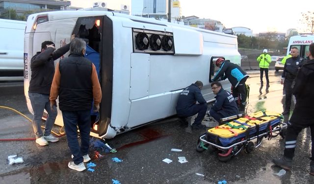 İstanbul Maltepe D-100’de Minibüs Kazası: 1’i Ağır 11 Yaralı