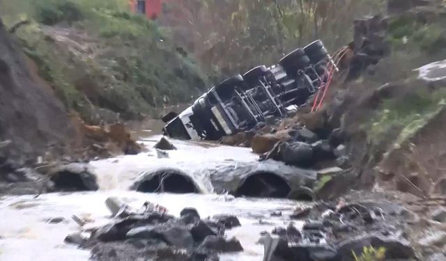 İstanbul Sarıyer’de Yol Çökmesi Sonrası Araçlar Dereye Düştü