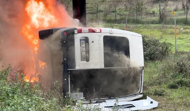 İstanbul Tuzla’da Kontrolden Çıkan Minibüs Alev Alev Yandı