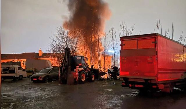 Gaziosmanpaşa Otoparkında Yangın: 14 Araç Zarar Gördü