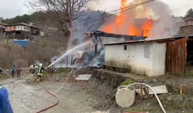 Kastamonu’da Yangında Ahşap Ev Küle Döndü